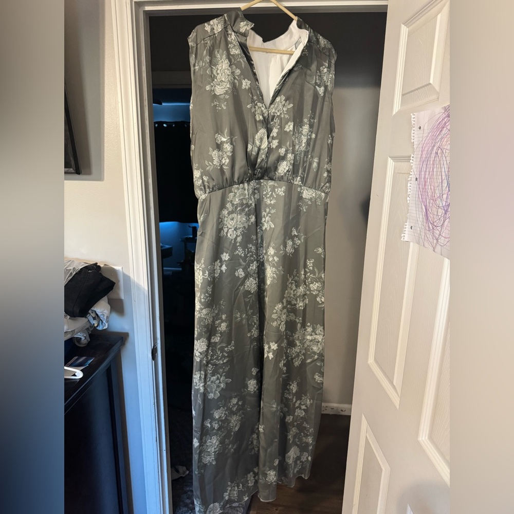 Chic Floral Maxi Dress in Gray